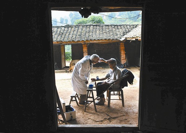 龙泉山“最美村医” 独腿行走崎岖山路三十载7