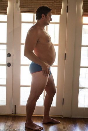 只见这张照片上的他摆出各种姿势，表情温柔慈爱，充满了他即将成为父亲的幸福感。他时而手抚肚皮使肚子看起来更大，时而表现出对冰淇淋渴望而不能吃的无奈，时而又摆出孕照经典姿势“爸爸亲吻宝宝”，不过这次他只能去亲吻自己的肚子了。