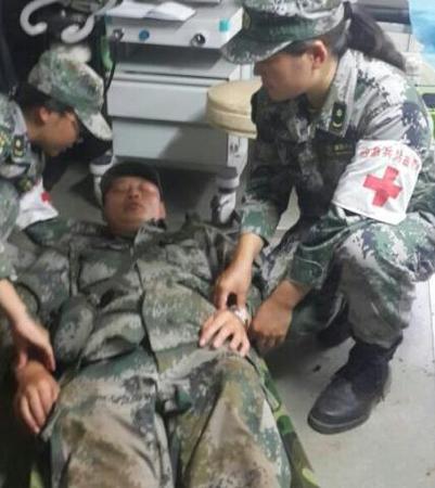 饿晕的炊事员。解放军在救灾中无处不体现出的无私精神。