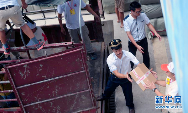 “切糕王子”阿迪力向鲁甸地震灾区捐赠5吨切糕2