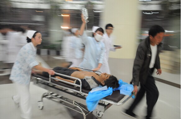 昭通市中医医院抢救伤员 昭通市中医医院抢救伤员
