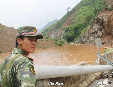 谢樵失踪前最后一张照片，他侧身凝望，眼神坚毅。拍完这张照片不久，他纵身跃入堰塞湖寻找失踪群众，被一块石头击中，消失在水中。