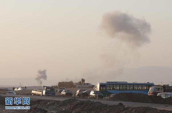 美军开始对伊拉克极端组织发动空袭8月8日，在美军空袭过后，伊拉克北部城市埃尔比勒郊外的一个检查站附近烟雾升腾。新华社发