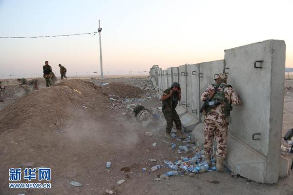 美军开始对伊拉克极端组织发动空袭8月8日，在伊拉克北部城市埃尔比勒郊外的一个检查站附近，库尔德武装组织成员躲避在掩体后。新华社发