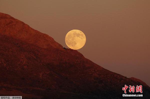 图为在西班牙上演的“超级月亮”。