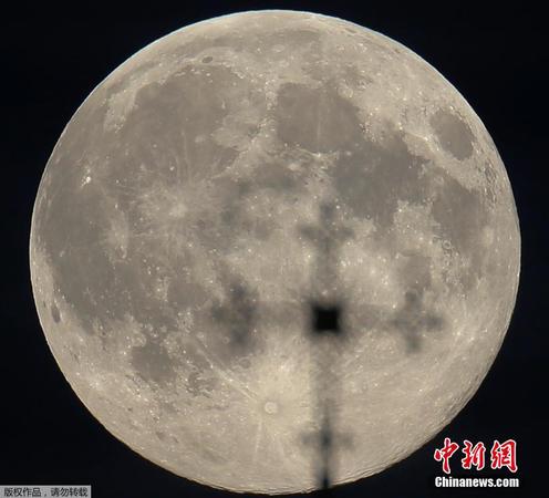 图为在白俄罗斯明斯克上演的“超级月亮”。