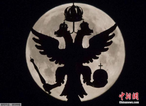 图为在俄罗斯莫斯科上演的“超级月亮”。