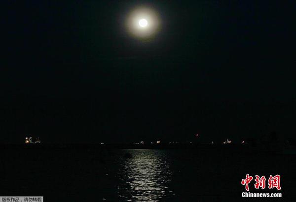 图为在菲律宾马尼拉上演的“超级月亮”。