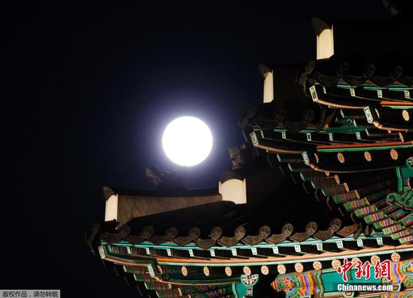 图为在韩国上演的“超级月亮”。