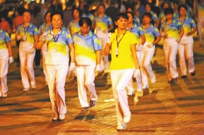 整齐划一的广场舞也不难看 整齐划一的广场舞也不难看