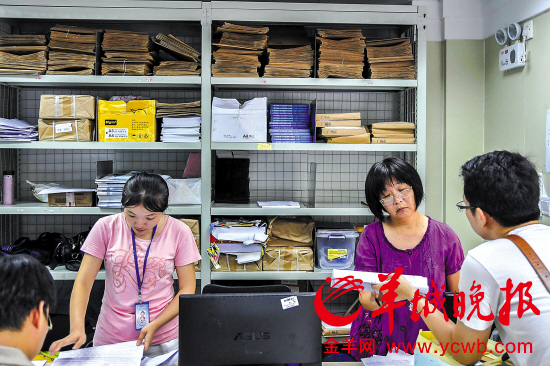 南方人才市场有不少应聘者前来提交档案 羊城晚报记者 周巍 摄 南方人才市场有不少应聘者前来提交档案 羊城晚报记者 周巍 摄