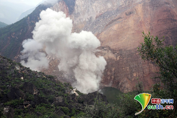 2014年8月12日，鲁甸“8·03”地震导致形成的牛栏江红石岩堰塞湖泄流槽爆破开挖，将开始泄洪，消除了严重威胁上游人民群众生命财产安全的隐患。