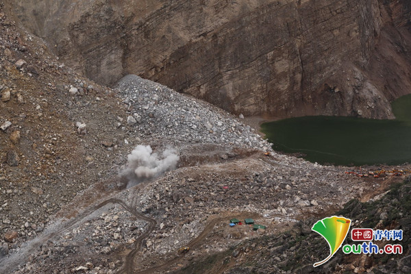 2014年8月12日，云南省鲁甸县地震灾区，水电部队官兵为堰塞湖坝体泄流槽完成最后一次解爆。