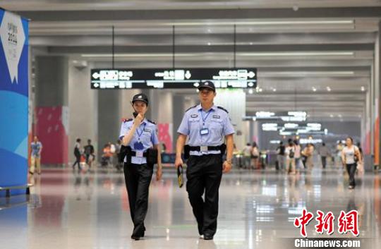 夫妻二人并肩在南京南站出站口进行巡视?!『钇艄狻∩? /></a></p>
<p align= 夫妻二人并肩在南京南站出站口进行巡视。 侯启光 摄