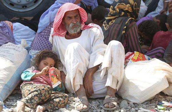 为了能在沙漠中生存下来，流离失所的亚兹迪人争夺水和食物，孩子们开始喝父母的血维持生存。