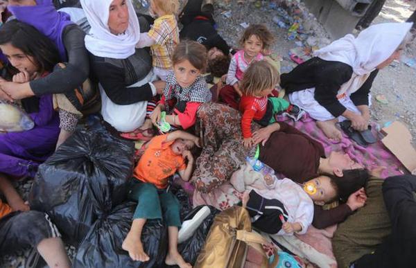 数以百计的家庭长途跋涉数百公里，忍受高温天气穿越边境，寻求安全庇护所。