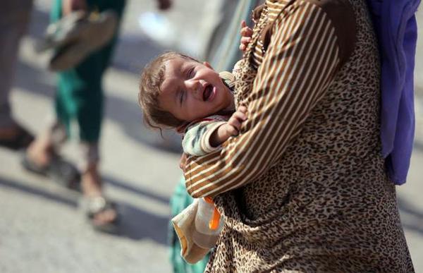 已经有8000名难民从辛加尔山上逃下来，进入相对安全的难民营，他们讲述了3万名被困者的恐怖处境。