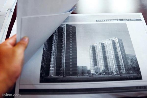 一名军官拿着北京某部队大院整治改造方案，期盼住上干部公寓楼终于有了眉目。 （向北 图）