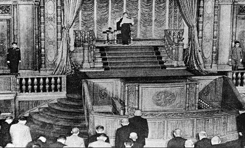 日本天皇在议会宣布对盟军投降 日本天皇在议会宣布对盟军投降