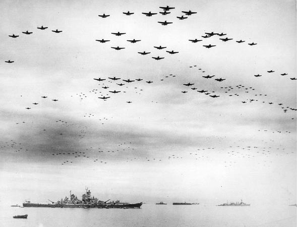 1945年9月2日，标志二战结束的投降仪式正在美国海军密苏里号战列舰上进行，上百架F4U海盗式战斗机和F6F地狱猫战斗机编队飞过战列舰上空。