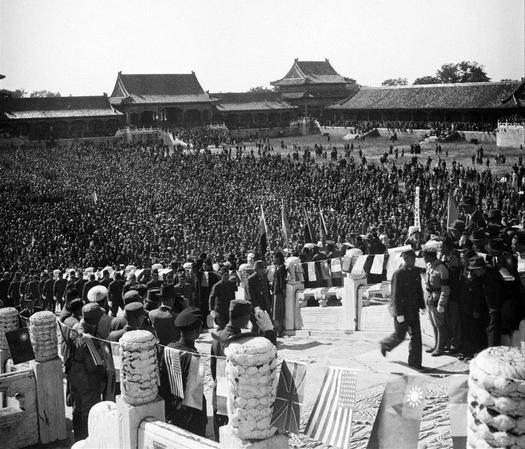 1945年10月10日，北平。中国战区华北日本投降仪式在故宫太和殿举行。日军华北方面司令官根本博中将、中国受降主官孙连仲上将，分别签字。当日军献刀时，群众山呼“中国万岁！”签字仪式结束后，使用之桌椅文具均移送历史博物馆收藏。