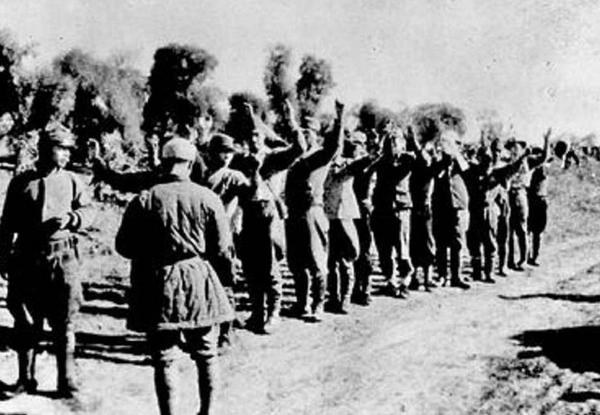 图为侵华日军向中国军队投降。