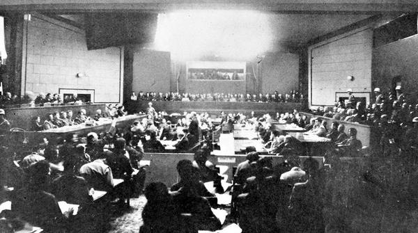 战争结束后，从1946年5月开庭到1948年11月，在日本东京远东国际军事法庭上，对日本战犯进行了审判。1948年11月12日，远东国际军事法庭判处东条英机等7人绞刑；判处梅津美治郎等16人无期徒刑；判处东乡茂德有期徒刑20年、重光葵有期徒刑7年。图为东京审判资料照片。