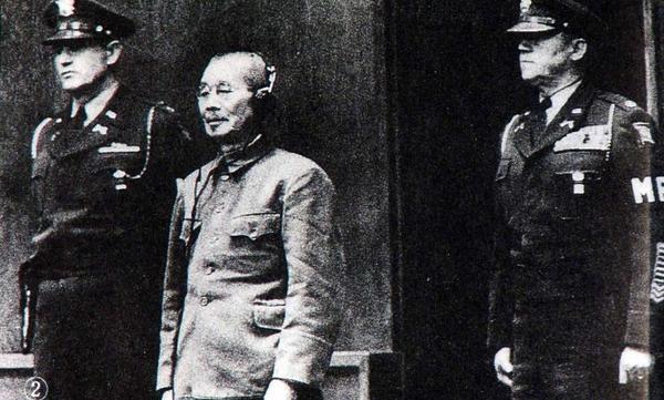 东条英机等7人的绞刑在1948年12月22日执行，他们的尸体在火焚成灰以后，用军舰撒到海里，任其随风飘去，使其无踪?？裳啊Ｍ嘉邮苌笈惺钡亩跤⒒?。