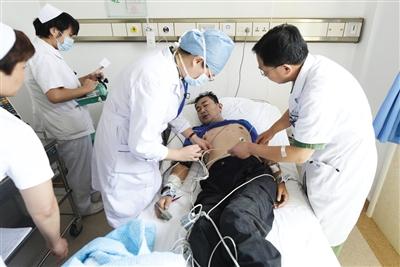 北京直升机降路口将心?；颊咚屯皆?组图)