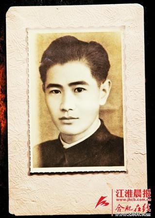 熊进修老人年轻时的照片引网友惊呼“帅爷爷” 熊进修老人年轻时的照片引网友惊呼“帅爷爷”