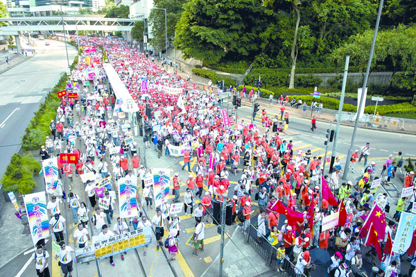 香港各界逾19万人参加“反占中”游行2 香港各界逾19万人参加“反占中”游行2