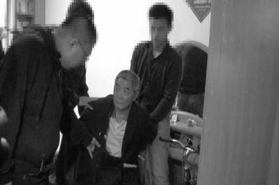 向南夫被警方抓获 向南夫被警方抓获