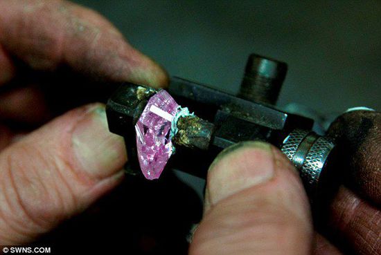 未加工的钻石:这颗珍贵钻石是从一颗19.54克拉的未加工钻石里切割出来的 未加工的钻石:这颗珍贵钻石是从一颗19.54克拉的未加工钻石里切割出来的