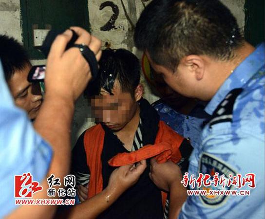 犯罪嫌疑人吴某帆被新化公安刑拘(谢玖隆摄)  犯罪嫌疑人吴某帆被新化公安刑拘(谢玖隆摄)