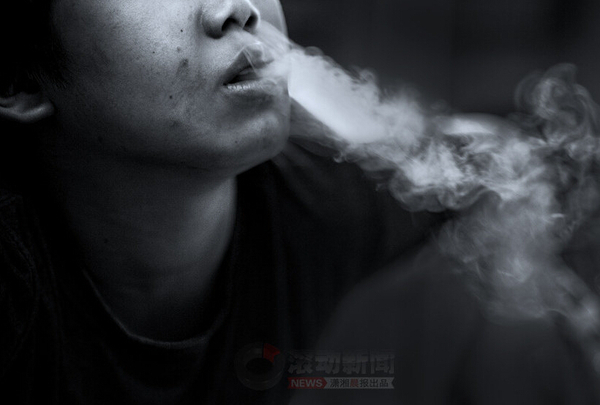 03回忆起自己的经历，小超说：“人哪！会走哪条路，要看被带到哪个方向?！彼卵痰纳裉狭烦墒欤耆皇粲?2岁的少年。