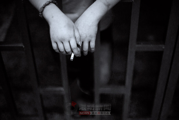 04小超的人生确实没掌握在自己手里：父母贩毒坐牢、4岁被送到庙里、10岁注射海洛因、用最危险的“开天窗”方式吸毒、和毒贩盗窃、被警察抓……