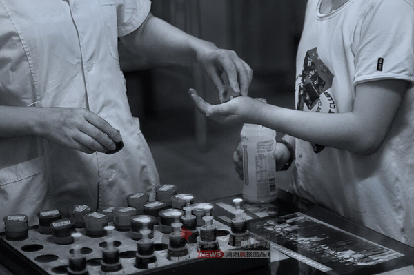 05长时间吸毒，对内脏和大脑损伤很大。小超积极配合治疗，按时服药。有时见到医生，他会昂起头，很关心地问：“我会不会长不高??？”