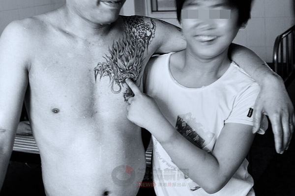 06小超(右)会和大人们在一起抽烟讲笑话，聊到兴头上，荤段子随口而出。