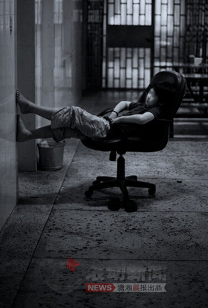 09其他人都睡了，小超一个人呆在走廊。戒毒久了，他的情绪并不稳定。戒毒所的赵阿姨说：“他有时候很焦虑，会发脾气。”