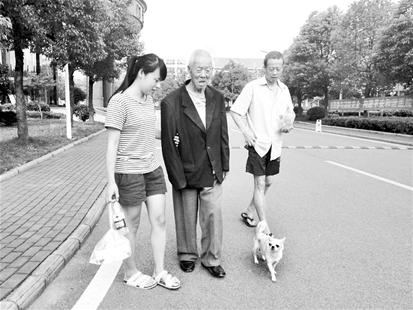 小狗陪着爷爷出院回家   小狗陪着爷爷出院回家