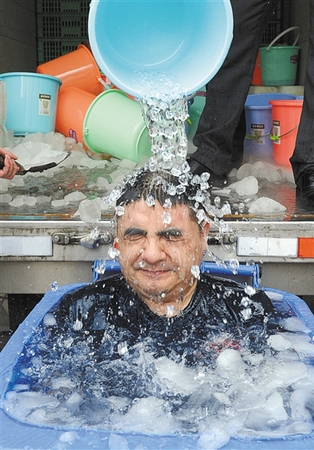 　前日，陈光标发布视频，称其参与“冰桶挑战”，在冰桶中蹲了30分钟。微博截图