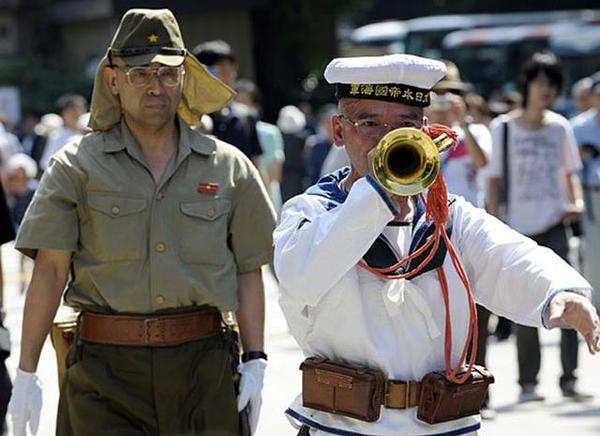 资料图:日本右翼参拜靖国神社 资料图:日本右翼参拜靖国神社