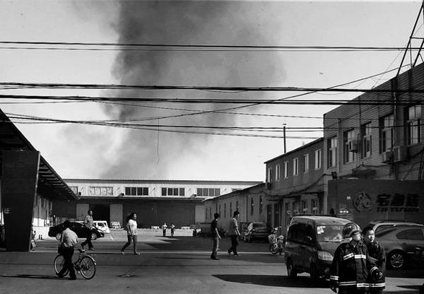 仓库起火后腾起大量黑烟 (摄 记者黑克) 仓库起火后腾起大量黑烟 (摄 记者黑克)