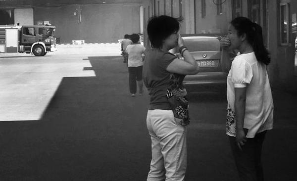 起火现场周围气味十分刺鼻 起火现场周围气味十分刺鼻