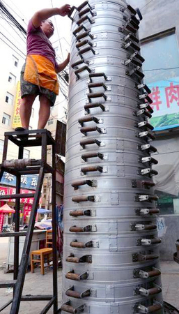 郑州馒头店摞30层蒸笼-店主登梯工作3