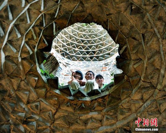 图为8月25日，“无腿女孩”蒋张子怡在父母的?；は略谒诓喂?。卓忠伟 摄