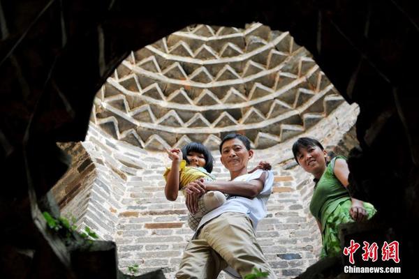 图为8月25日，“无腿女孩”蒋张子怡在父母的?；は略谒诓喂邸Ｗ恐椅?摄5