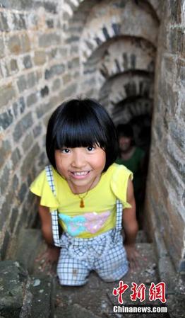 图为8月25日，“无腿女孩”蒋张子怡执意要自己亲手攀爬上塔。卓忠伟 摄