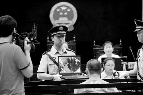 持刀抢劫未遂却因雷语红遍网络  持刀抢劫未遂却因雷语红遍网络