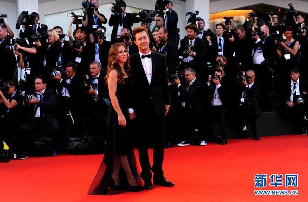 8月27日，在意大利威尼斯丽都岛，开幕影片《鸟人》主演爱德华·诺顿（右）亮相威尼斯电影节开幕红地毯。当日，第71届威尼斯电影节在意大利威尼斯丽都岛开幕。 新华社记者 许逆之 摄